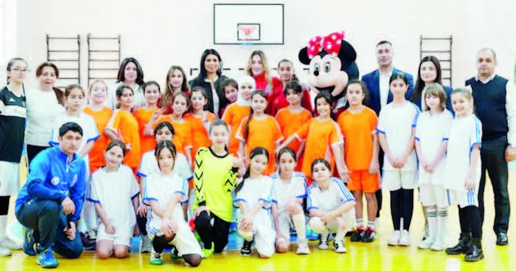 Qadın futbolçularımız məktəblilərlə görüşüblər