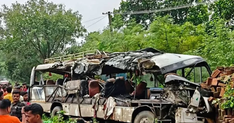 Hindistanda yük maşını sərnişin daşıyan avtobusa çırpılıb