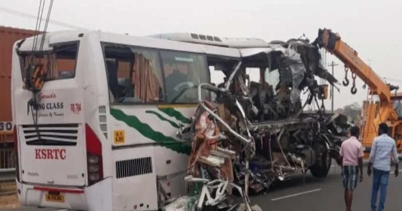 Hindistanda avtobusla yük maşını toqquşub, 9 nəfər ölüb