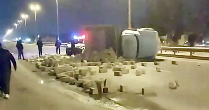 Qalada idarəetmədən çıxan “ZİL” aşdı, daşlar yola səpələndi VİDEO
