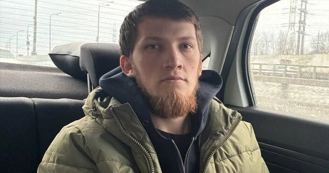 Rusiyada MMA döyüşçüsü sevgilisini iplə bağlayıb saatlarla döydü