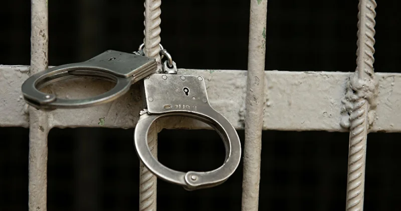 Mağazada hər kəsin gözü önündə soyğunçuluq edən şəxsi polis saxlayıb