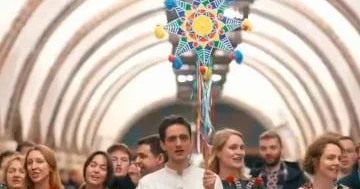 Bu səfirliklər Kiyev metrosunda Şçedrık mahnısını oxuyublar...