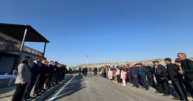Köç karvanı Zəngilanın Məmmədbəyli kəndinə çatıb, açarlar təqdim olunub YENİLƏNİB FOTO VİDEO