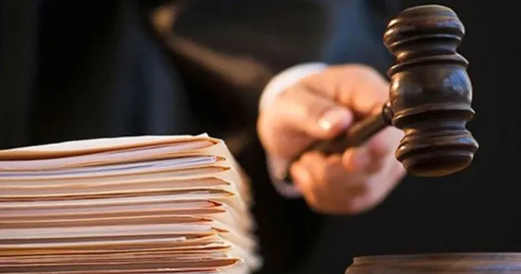 Prokuror atasını öldürən gəncə 18 il cəza istədi, hakim 10 il verdi