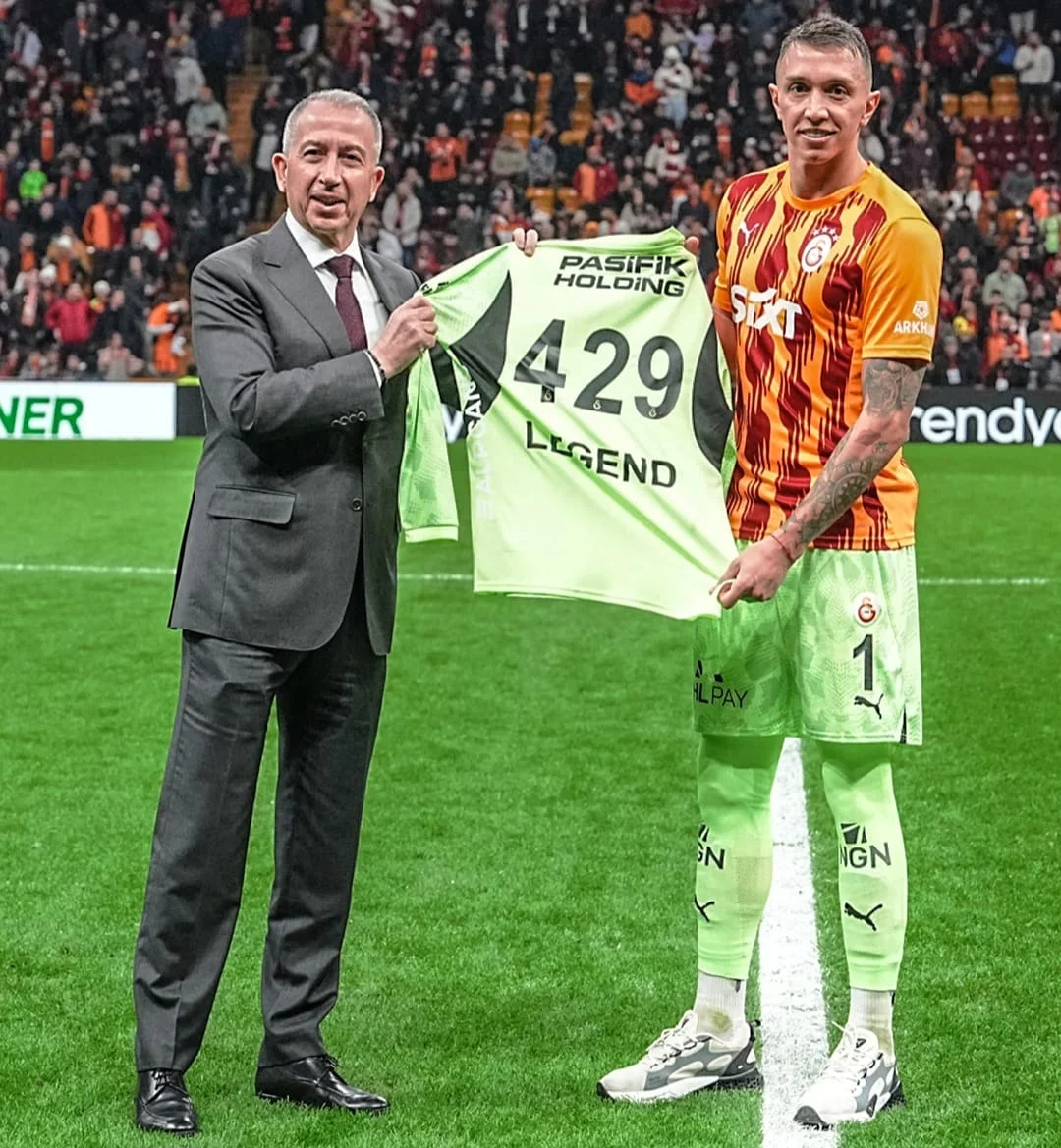 Muslera rekord matçında qol buraxmadı FOTO