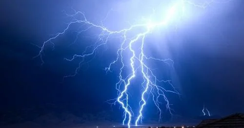 Молния ударила по людям в Бразилии десятки ранены