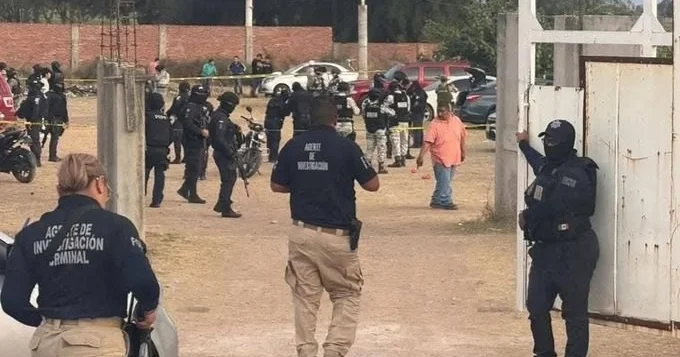 Неизвестные устроили бойню на футбольном поле в Мексике ФОТО