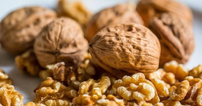 Tərkibi mis, fosfor, vitamin və minerallarla zəngin qozun insan sağlamlığına hansı faydaları var? Video