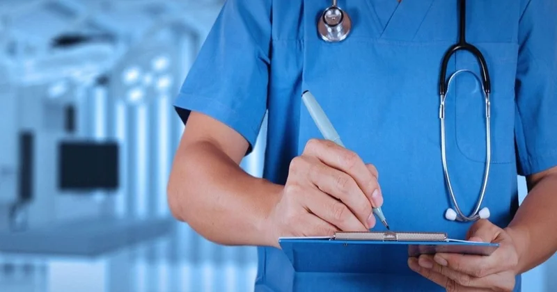 Yeniyetməni səhv əməliyyat edən həkimin məhkəməsi başladı