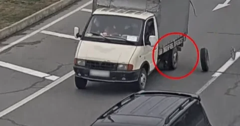 Prospektlə gedən yük maşınının qəflətən təkərləri çıxdı ANBAAN VİDEO