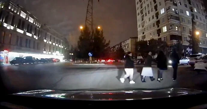 Qayda pozan piyadalar qışqıraraq sürücünü günahkar çıxardılar VİDEO