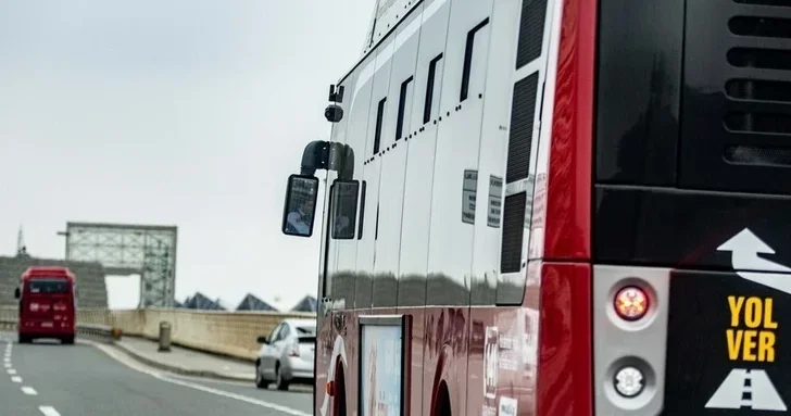 Почему информационные табло в некоторых автобусах в Баку на русском языке?