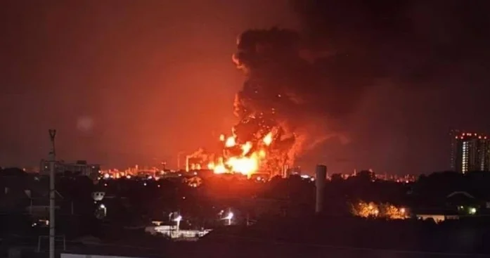 Дроны подожгли нефтеперерабатывающий завод в российском городе