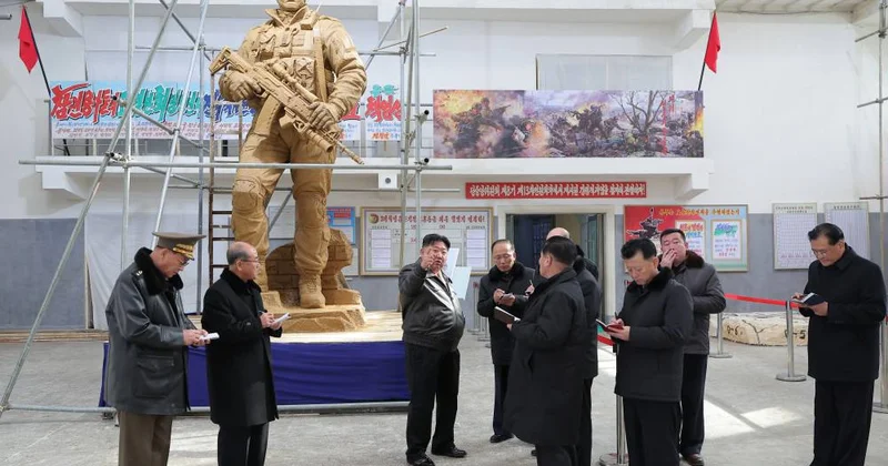 Kursk vilayətində döyüşən Şimali Koreya hərbçilərinin şərəfinə heykəl ucaldıldı FOTO