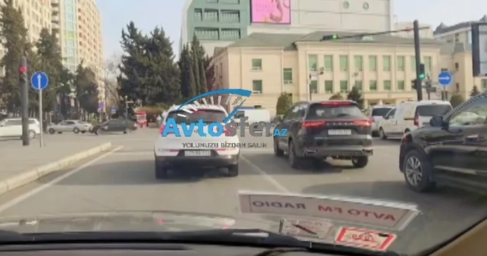 Belə yollarda sürücülər yalnız sağ işıqfora baxmalıdır Sürücülərə TÖVSİYƏ