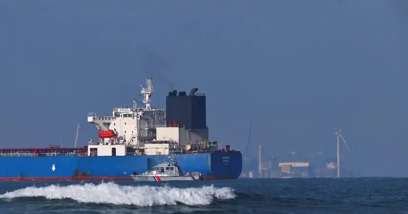 Fransa Rusiya nefti daşıyan tankerin kapitanını həbs etdi Ekipaj gəmidə qalıb