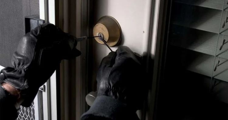 Bakıda oğrunun evindən oğurluq edildi