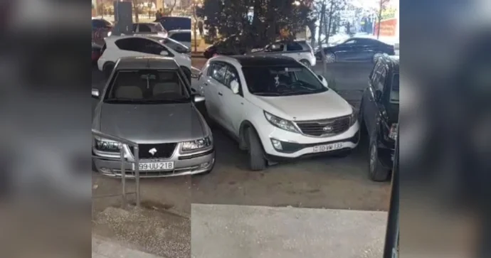 Sürücülər maşını səkidə park edib mağazanın girişini bağladı VİDEO