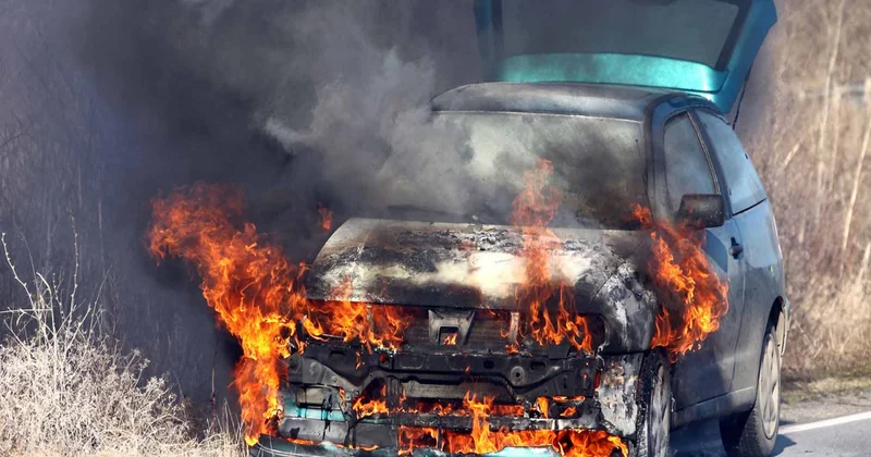 Bakıda avtomobil yandı VİDEO