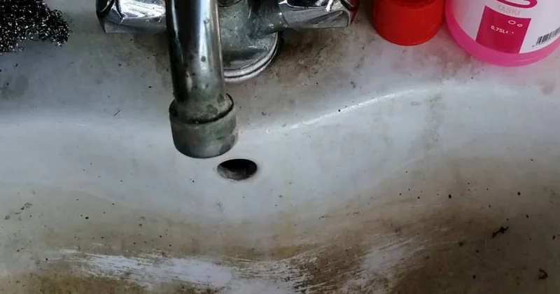 Ərp bağlamış kranları güzgü kimi parladır Nə sirkə lazımdır, nə də soda...