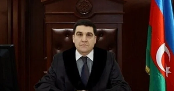 Məhkəmə sədrinin oğlu arvadını bıçaqladı, özünü binadan atdı