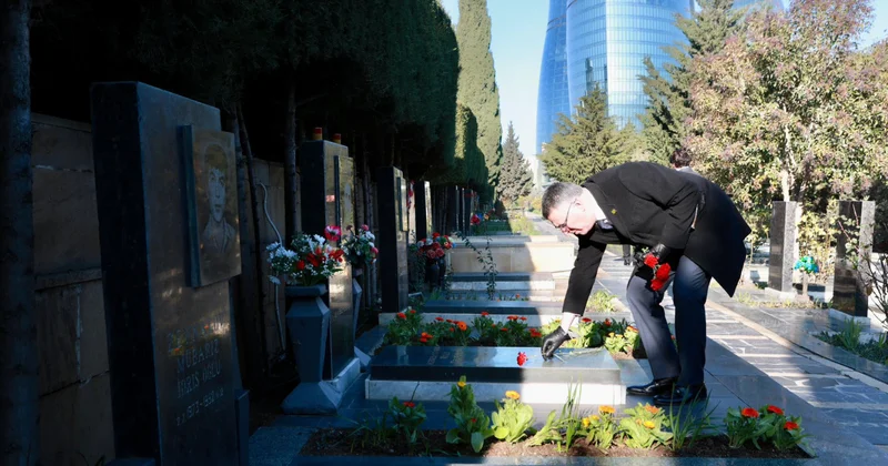 İsrail XİN rəhbəri Şəhidlər xiyabanını və Zəfər parkını ziyarət edib