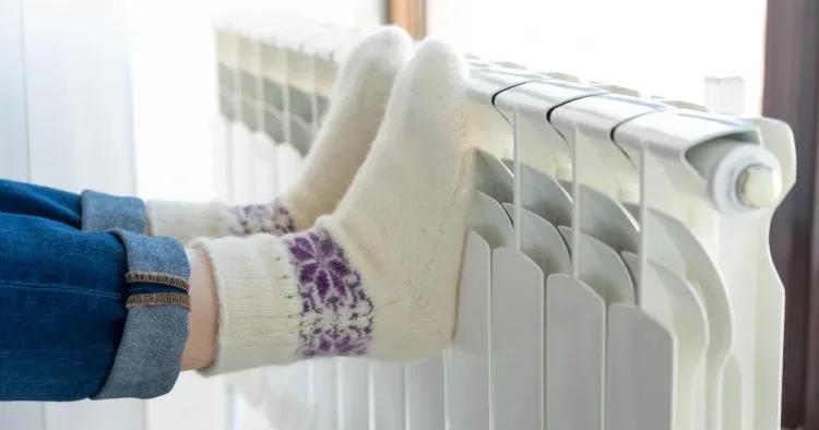 Soyuq ayaqlar ciddi sağlamlıq problemlərinin göstəricisi ola bilər