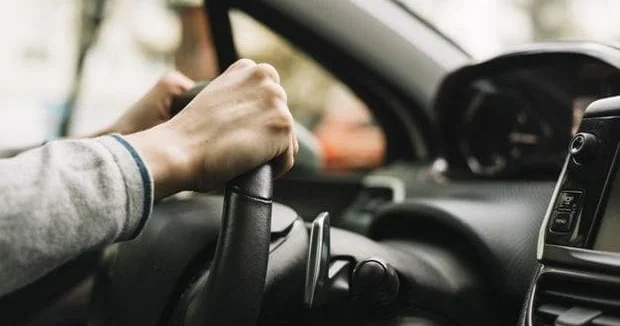 Sükan arxasında yataraq qəza törətdi, qızı HƏLAK OLDU