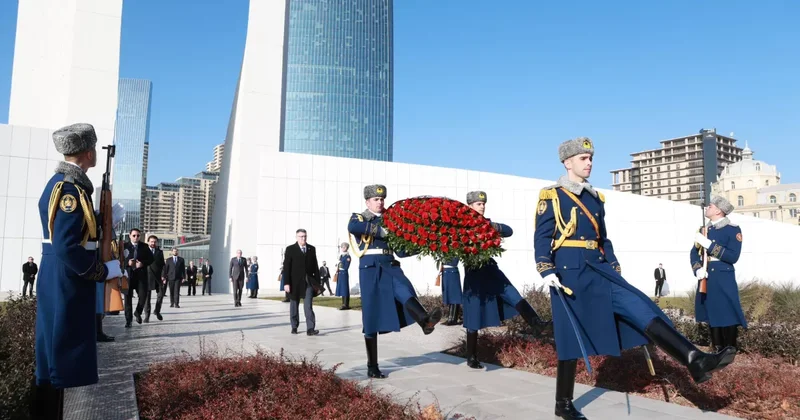 Глава МИД Израиля посетил Парк Победы и Аллею шехидов в Баку ФОТО