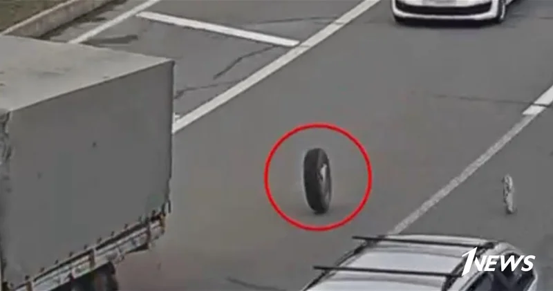 В центре Баку у грузовика на ходу отлетели колеса