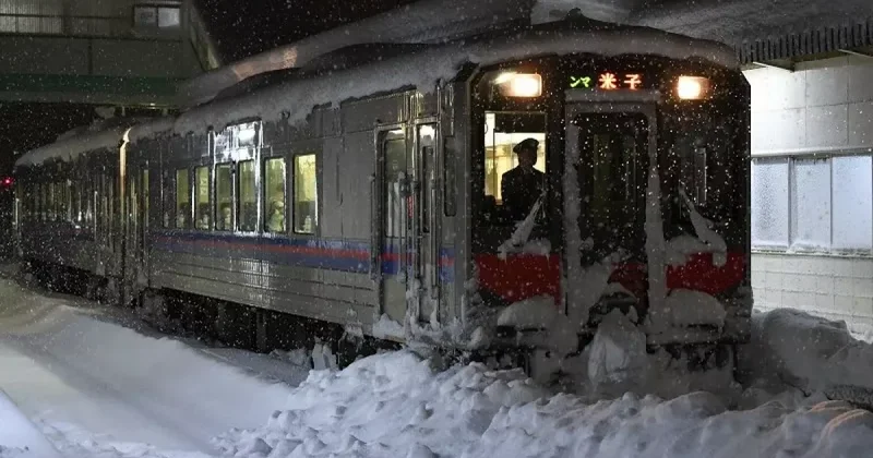 В Японии из за снегопадов отменили почти тысячу поездов