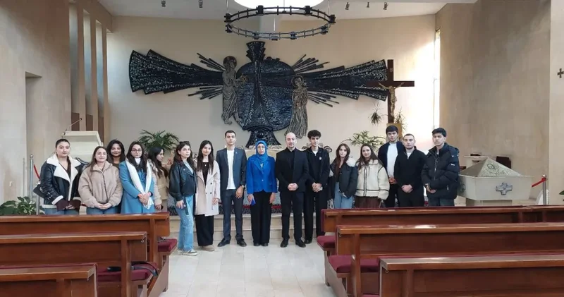 Студенты посетили бакинский католический храм Мультикультурализм в действии / ФОТО