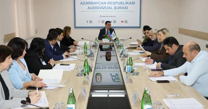 Teleaparıcılar Azərbaycan dilində qarşılığı olan 33 xarici söz işlədiblər