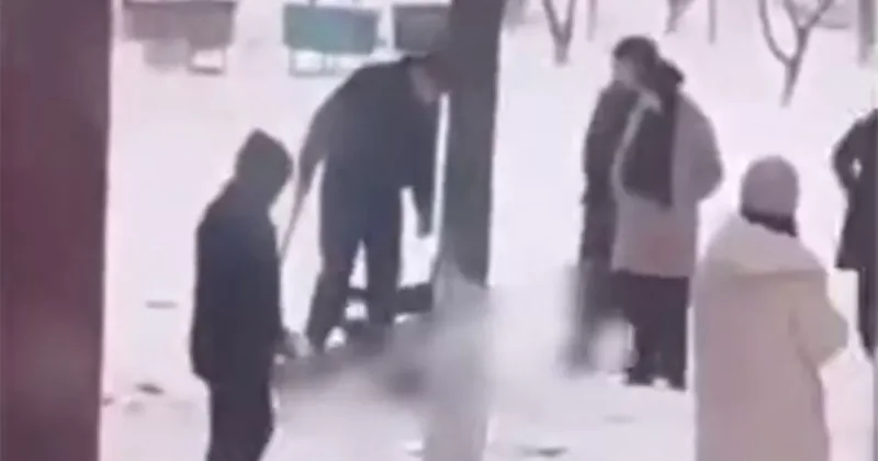 В Узбекистане заместитель директора избил школьника палкой: ВИДЕО