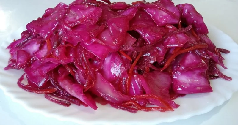 Bazarlarda qırmızı turşular Qida üçün qadağan edilən bu boyalar xərçəng riski yaradır