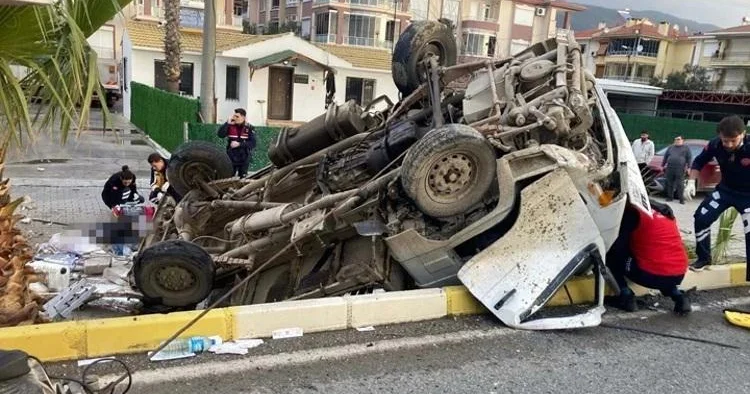 Tikinti işçilərini daşıyan maşın aşdı Balıkəsirdə qəza