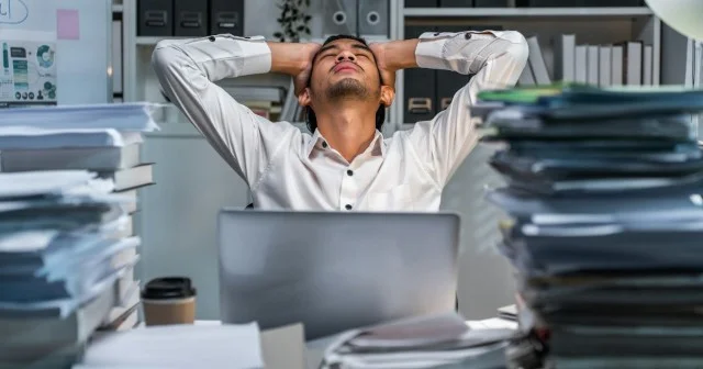 Fasiləsiz çalışan işçi həyatından oldu Ölümündən sonra iş tapşırdılar