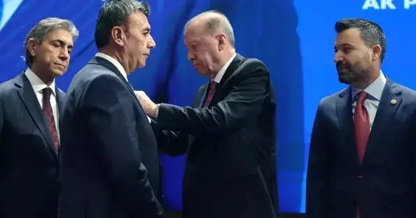 SON DƏQİQƏ: Ərdoğan partiyasına qoşulan 4 bələdiyyə sədrinə nişan taxdı