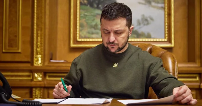 Zelenski Ukraynada hərbi vəziyyətin uzadılması barədə qanunu imzalayıb