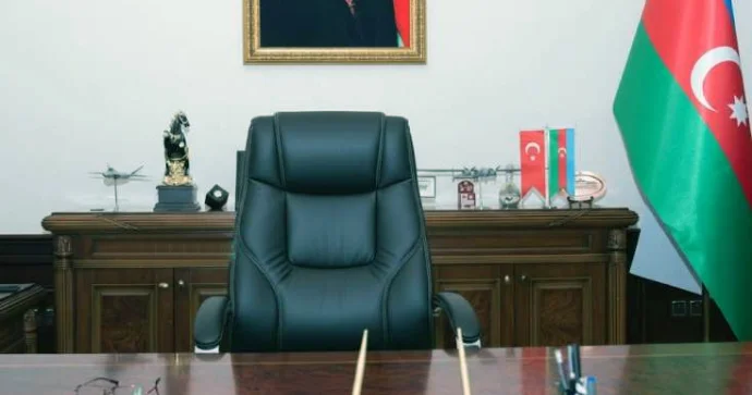 Üç müşaviri, 5 prorektoru var Nazir kimi rektor