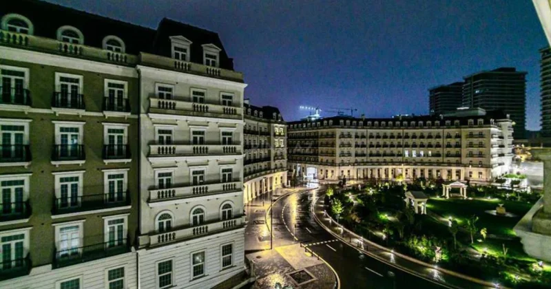 В Баку мужчина ударил жену ножом и выбросился из окна