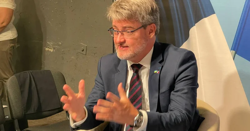 Франция не собирается спрашивать разрешения у России