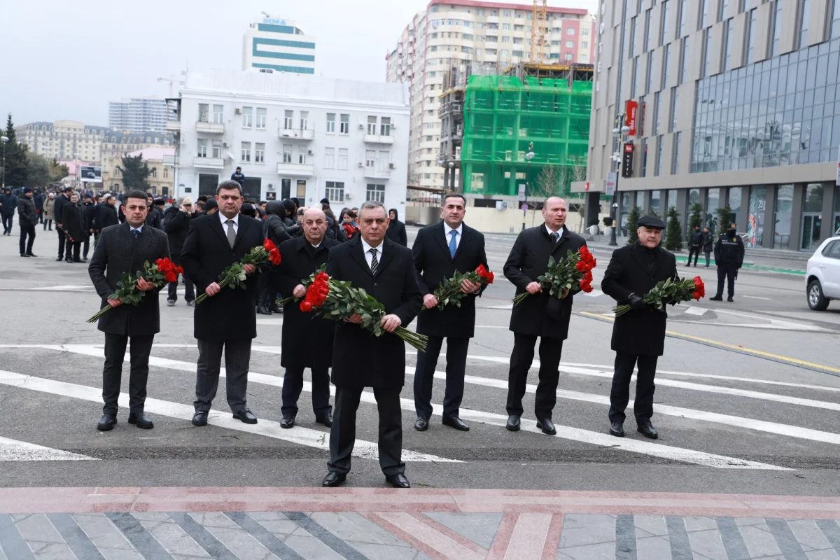 Руководство Госслужбы у памятника жертвам Ходжалы