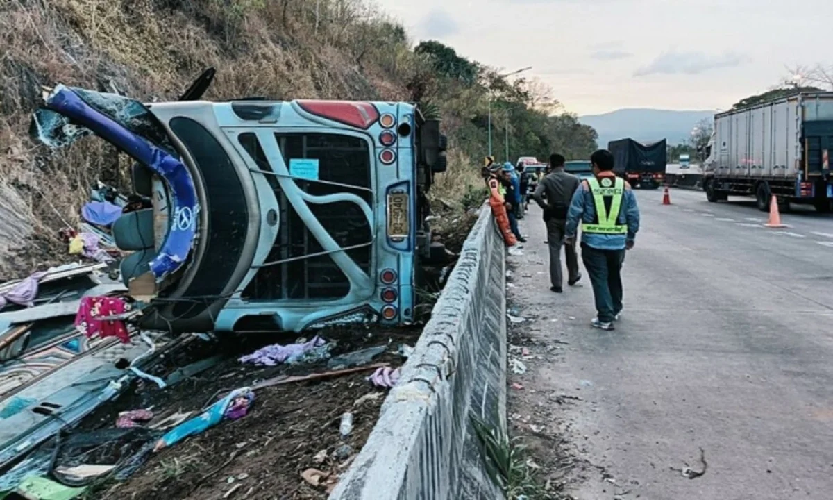 Tailandda turist avtobusu qəzaya uğrayıb, azı 18 nəfər həyatını itirib, itkin düşənlər var