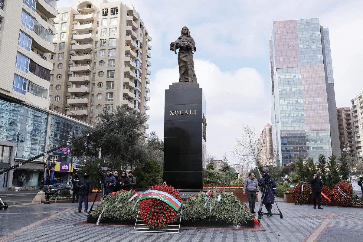 Əmək və Əhalinin Sosial Müdafiəsi Nazirliyinin kollektivi Xocalı soyqırımı abidəsini ziyarət edib