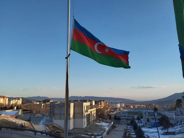 В связи с годовщиной Ходжалинского геноцида в Ханкенди, Ходжалы и Агдере приспущены флаги