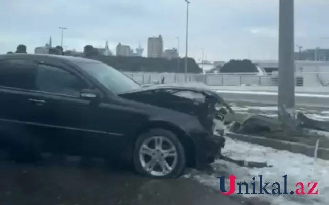 Bakıda Mercedes qəza törətdi VİDEO