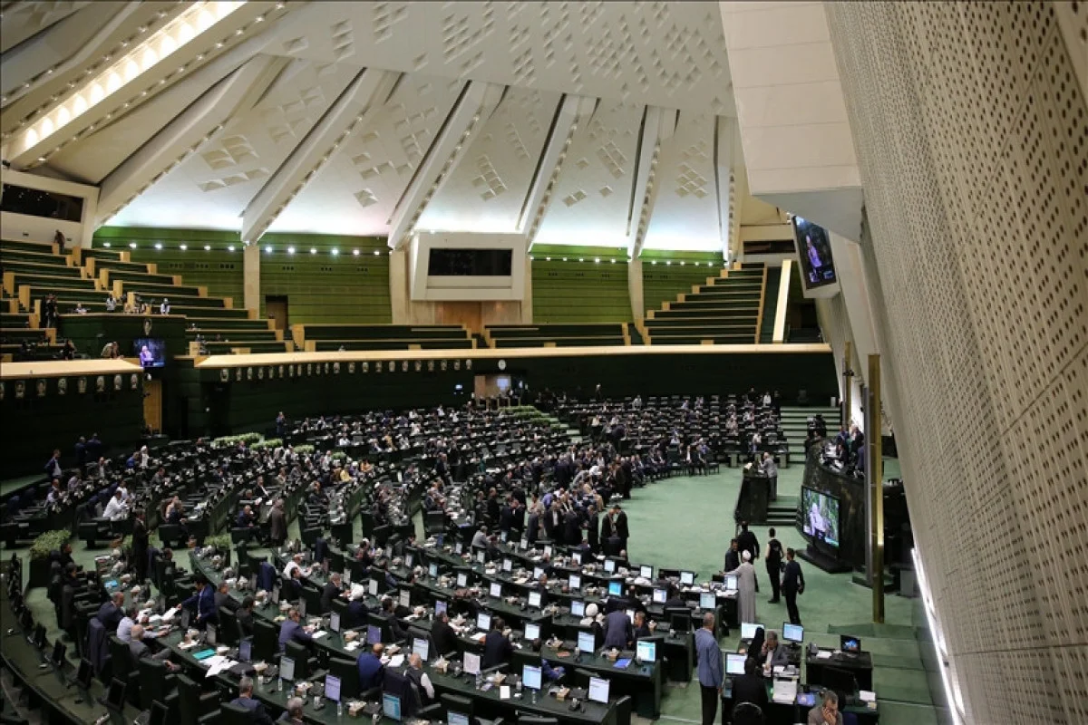 Парламент Ирана выступил против преподавания литературы на родном языке