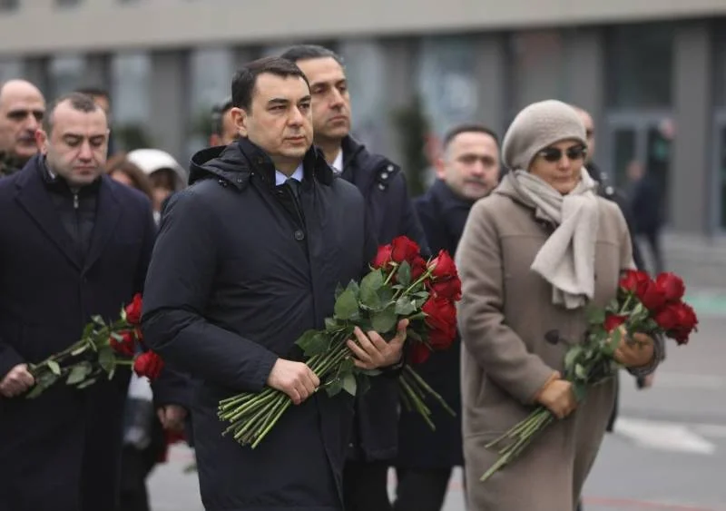 Rəsmilər “Ana harayı”nı ziyarət edir FOTOLAR